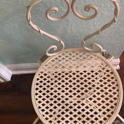 Adorable desk chair perfect for child’s desk❤️