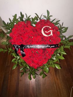 Ramo Buchon Roses Standing Heart Arrangement