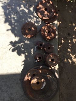 2 50lds, 2 4.4lbs, 4 2 1/2lbs, 2 3lbs, 3 1 1/4lbs, 4 5lbs, 1 8.8lbs, 1 10lbs pound weight set with to weight clips