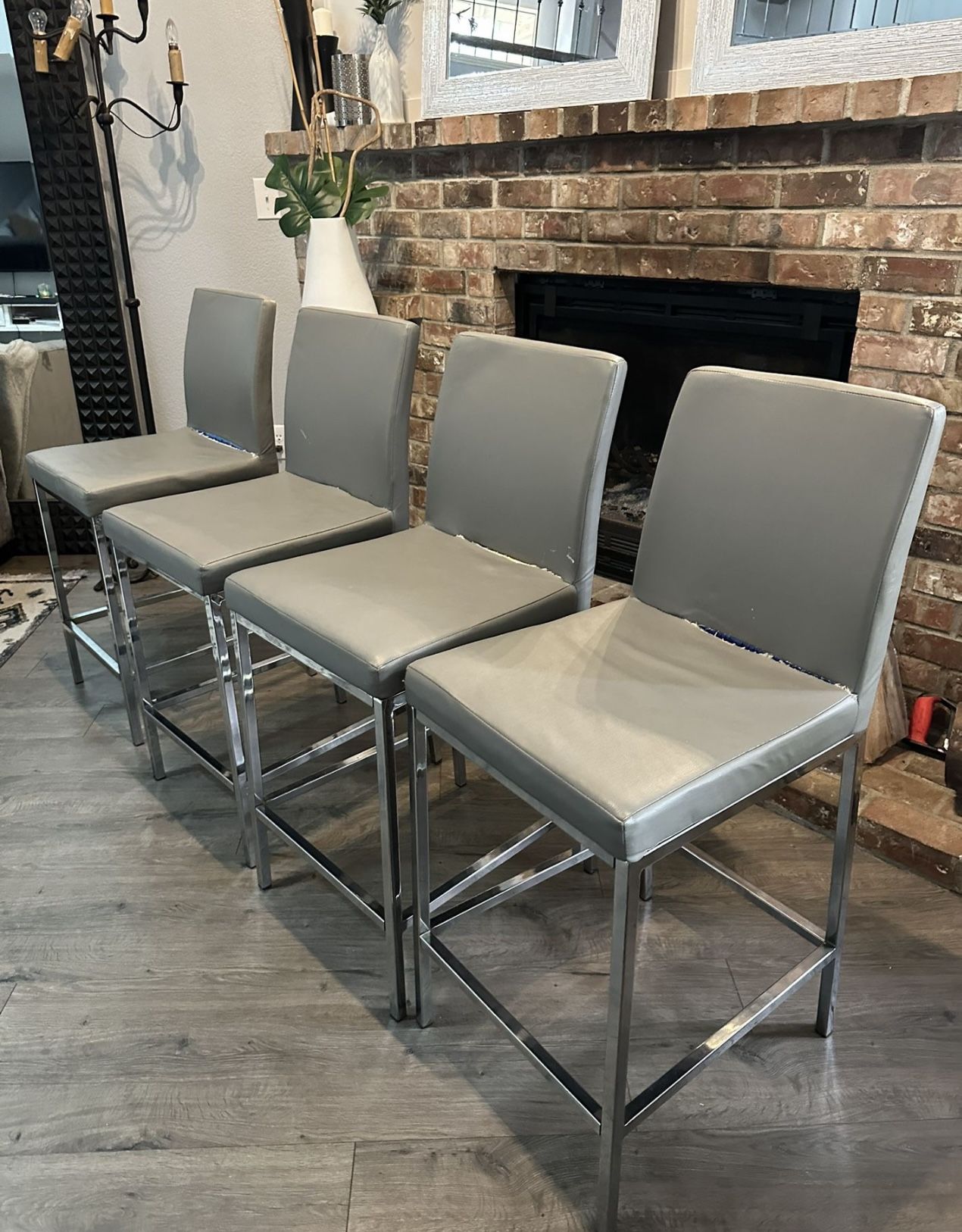 4 Grey Faux Leather Chrome Bar Pub Modern Comfy Stools Chairs(( Seat Need A Little Repair 