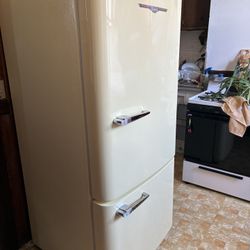 31-inch, 18.5 cu. ft. Bottom Freezer Refrigerator (1950-A)
