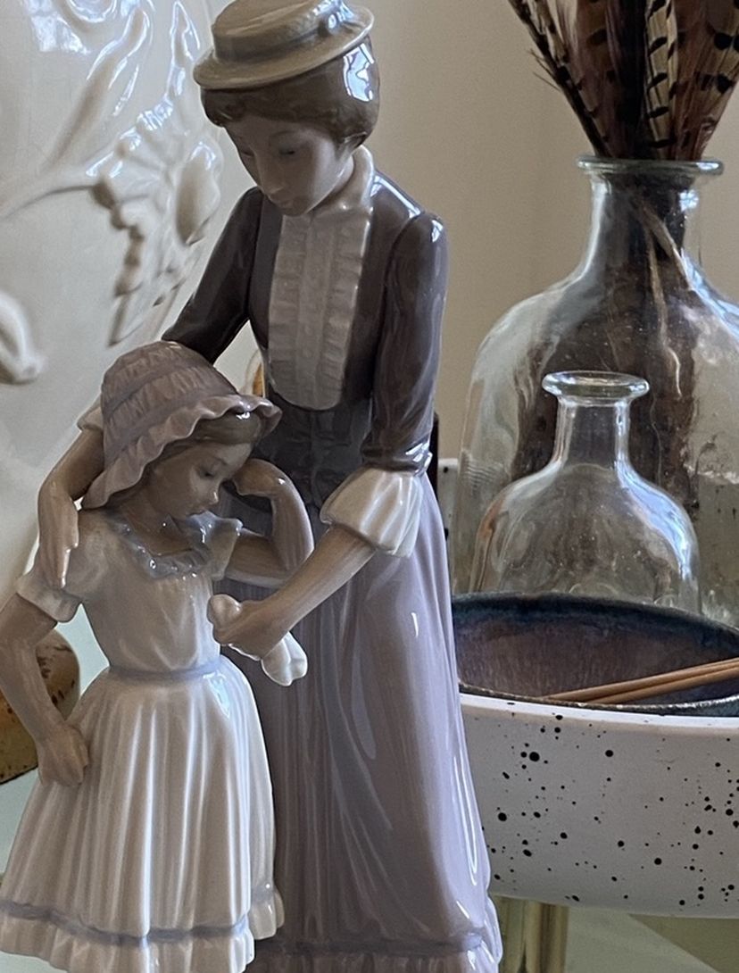 Lladro Solace Mother Comforting Daughter Figurine #5142