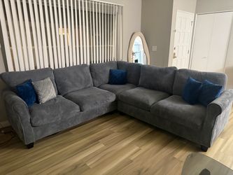 Gray L-shaped sectional couch whit ottoman 350$