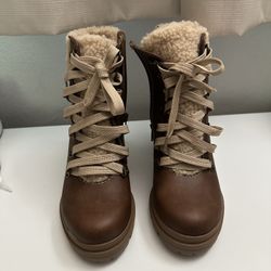 Women Boots Size 6