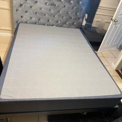 Queen Bedroom Set – Bed Frame, Headboard & Box Spring – Like New