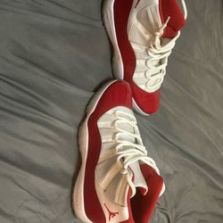 Air jordan cherry 11’s