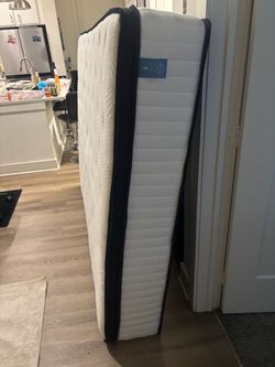 Title: Like New Queen Mattress – Tufted Top w/ Navy Trim (Pristine Condition)