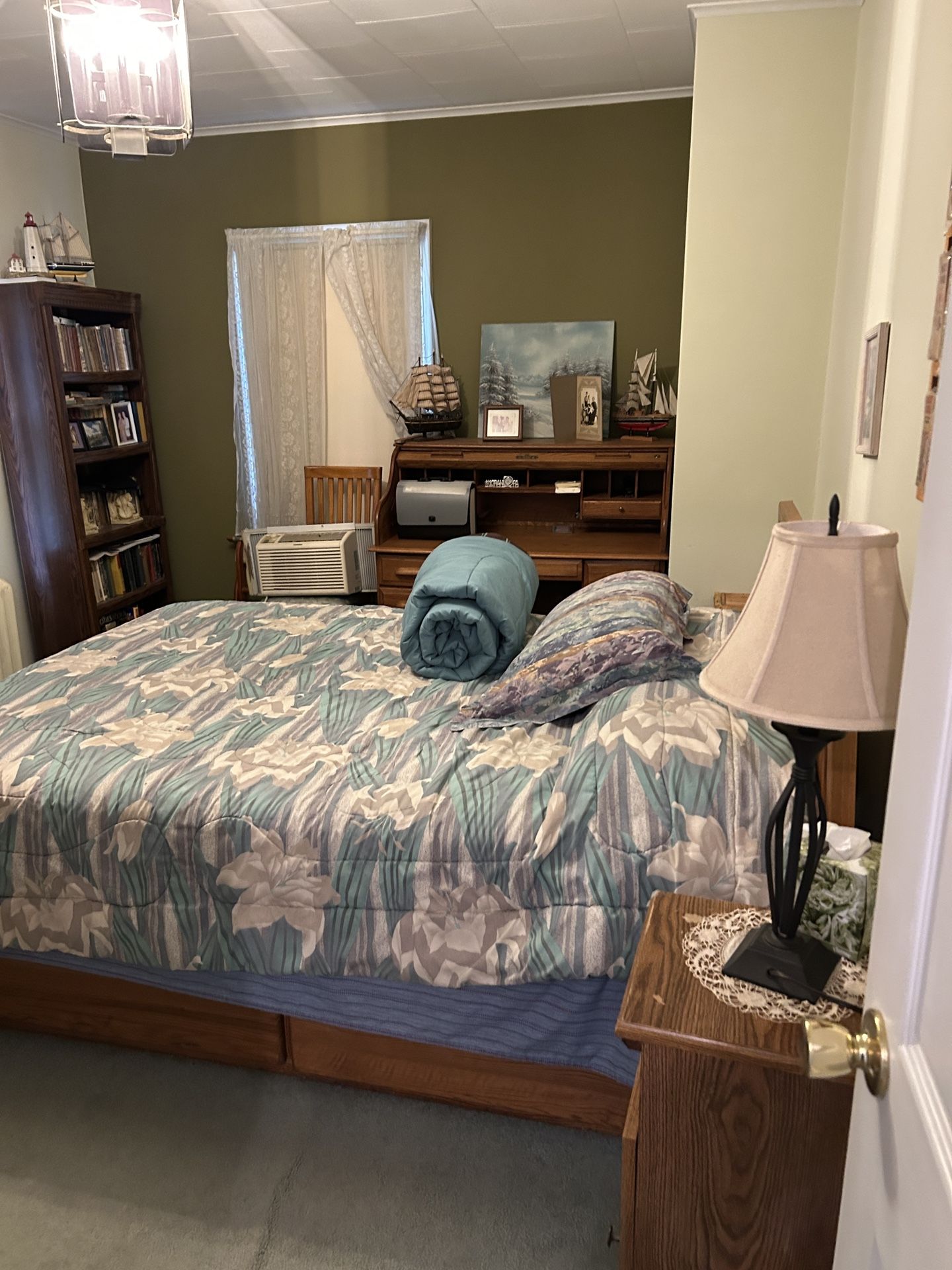 Bedroom Set Queen Bed, Dresser With mirror, nightstand Mirror, Shelf Stand.