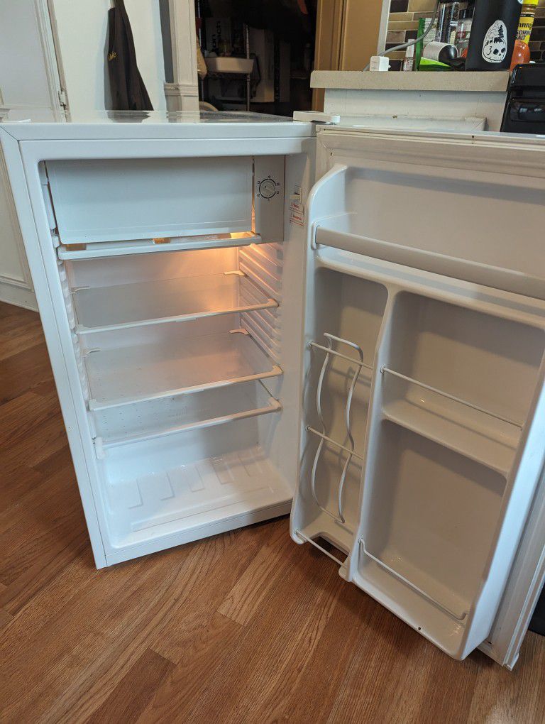 Master Chef Mini Fridge w/Freezer Compartment 3.6  c ft