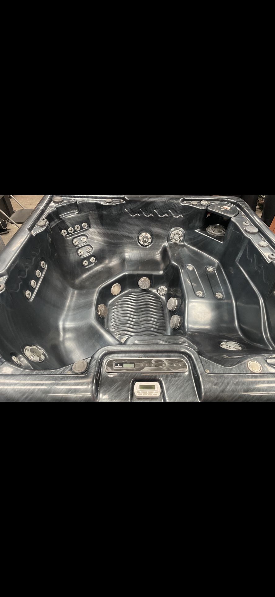Refurbished 5-6 Person Leisure Bay Hot Tub
