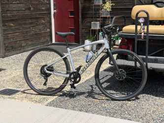 Specialized Sirrus X Hybrid Bike – Medium Frame – Silver – Excellent Condition (Barely Used)