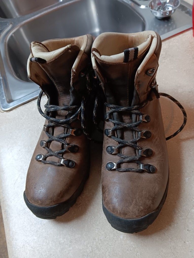 women's brown leather REI hiking boots size 6 worn 2 times 