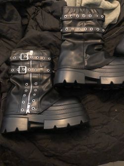 Woman boots size 8 1/2