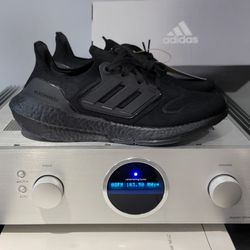 New Adidas Ultra Boost 22 Black Size 7