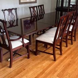 Extandable Mahogany dining table and 8 chairs