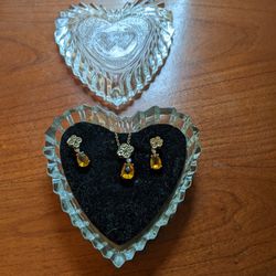 Avon Vintage Earrings And Pendant Set 