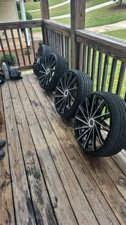 20 inches rims with tires , 5 lugs but i think theyre universals