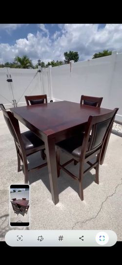 Beautiful table set of 5 in excellent condition