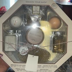 Season Your Bath 8-Piece Box of Hygge Bath & Body Gift Set, Tropical Coconut