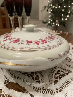 Fine Vintage Nagoya China vegetable casserole dish. Made in Japan. 35.00
