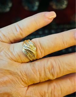14k gold & Diamond Ring (50 baguettes)