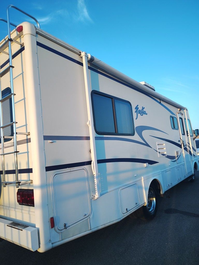 2002 Made By Fleetwood Fiesta Motorhome