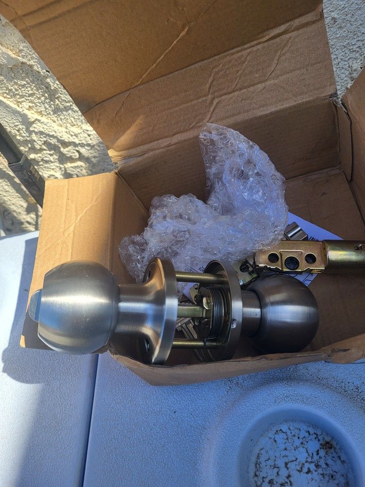 Outside door knob+deadbolt