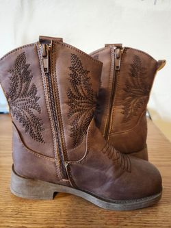 Brown boots size 12 in kids