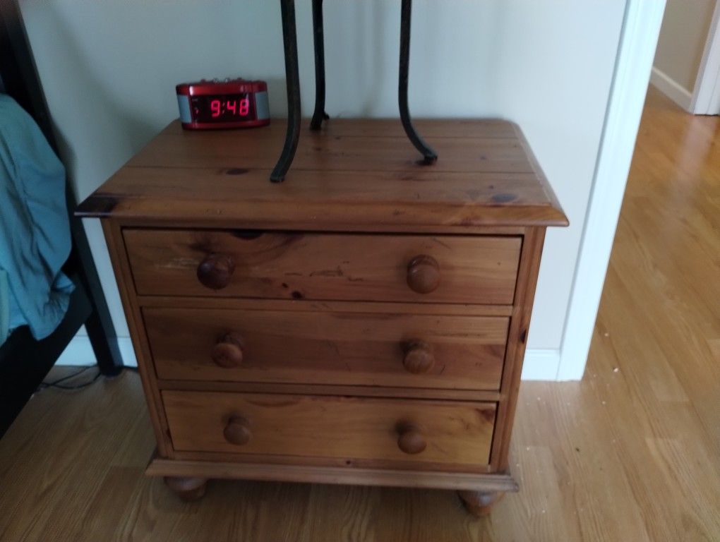 2 nightstands