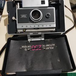" VINTAGE " POLAROID 250 LAND CAMERA (CIRCA 1960'S)