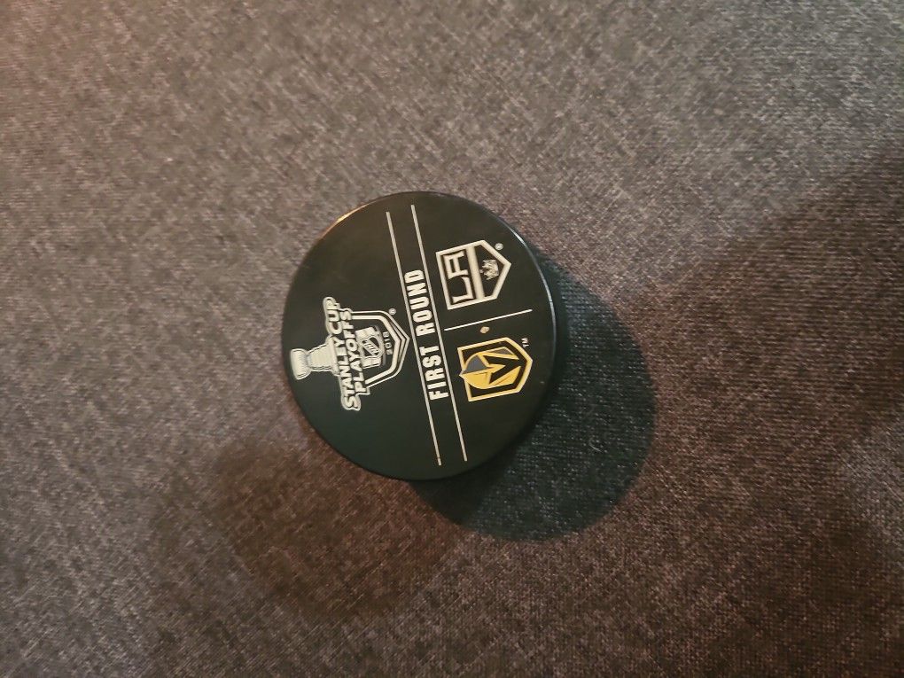 Hockey Puck Stanley Cup Playoffs 2018 Gold Knigjts And Los Angeles Kings