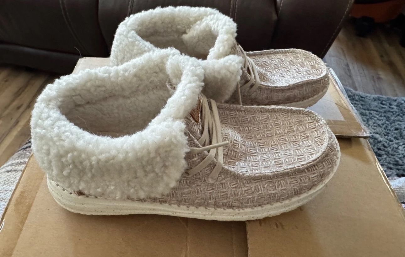 HEY DUDE Size 6 Womens TanWendy Stitch Cozy Fold Over Boot Sneakers