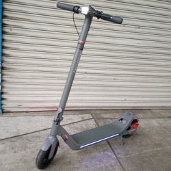 PHANTOM GOGO ELECTRIC SCOOTER.
FOLDABLE ELECTRIC SCOOTER 350 WATTS POWER MOTOR. SPEED 15MPH. RANGE 28 MILES. SMART SIDE LIGHTS. LED HEADLIGHTS. BRAKE 