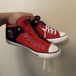 Men’s Size 7.5 converse red black white shoes missing one of laces