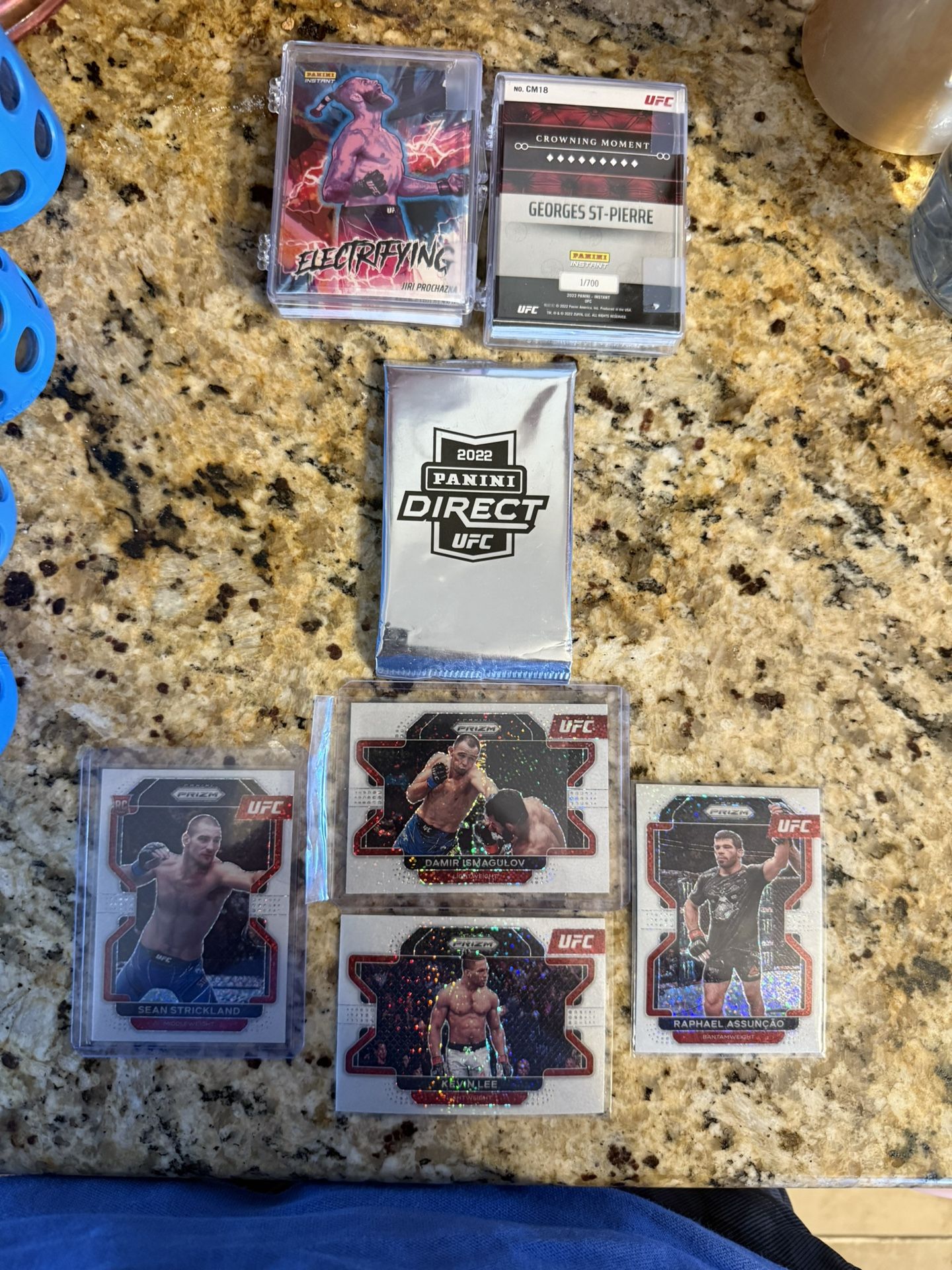 UFC CARDS AND ONE SEALED PACK 
