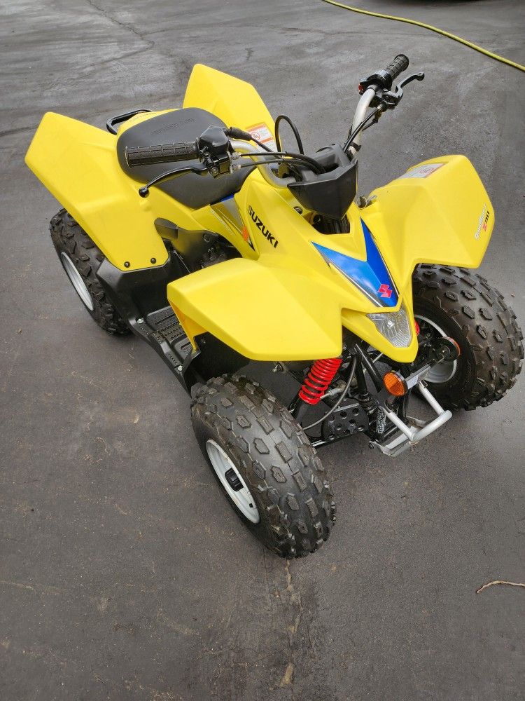 SUZUKI QUAD. 90 cc. AUTO. MINT.