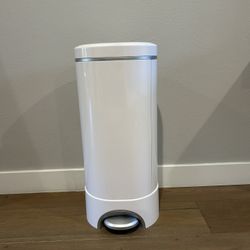 Munchkin STEP Diaper Pail powered by Arm & Hammer