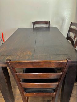 Kitchen table comes with 6 chairs