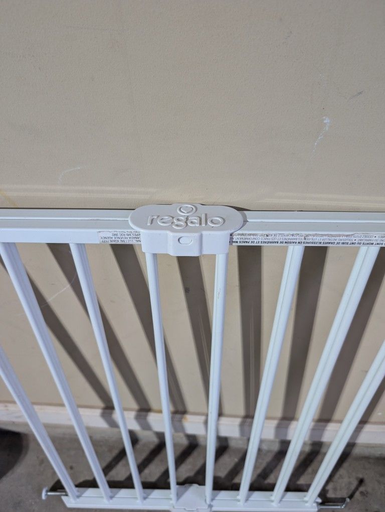 Regalo Extra Wide 2-in-1 Baby Safety Gate with Mounting Kit 