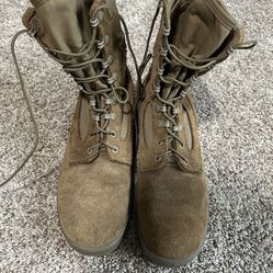 Metal toe boots