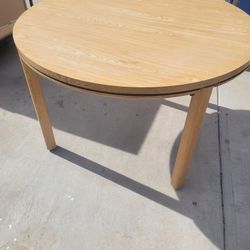 Mesa en buenas condiciones muy Resistente 