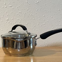 Oneida 18/10 Stainless Steel 1.5 Quart Sauce Pan With Glass Lid