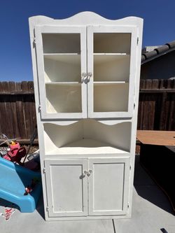 Corner Hutch