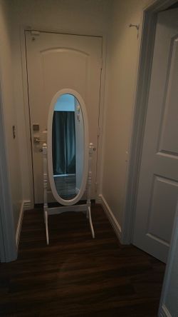 Freestanding oval mirror