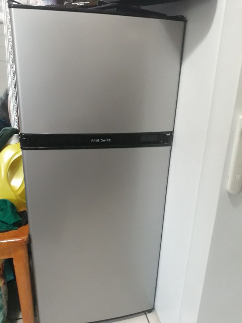Mini fridge with freezer frigidaire