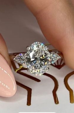 18k Oval 2.5ct center Stone Lab Grown diamond  ring