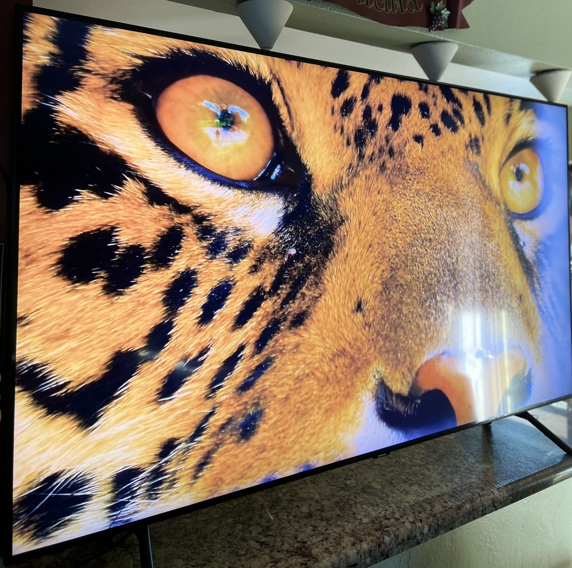 TCL 65 PULGADAS CLASS 6-SERIES 4K UHD DOLBY VISION HDR ROKU SMART TV - 65R615