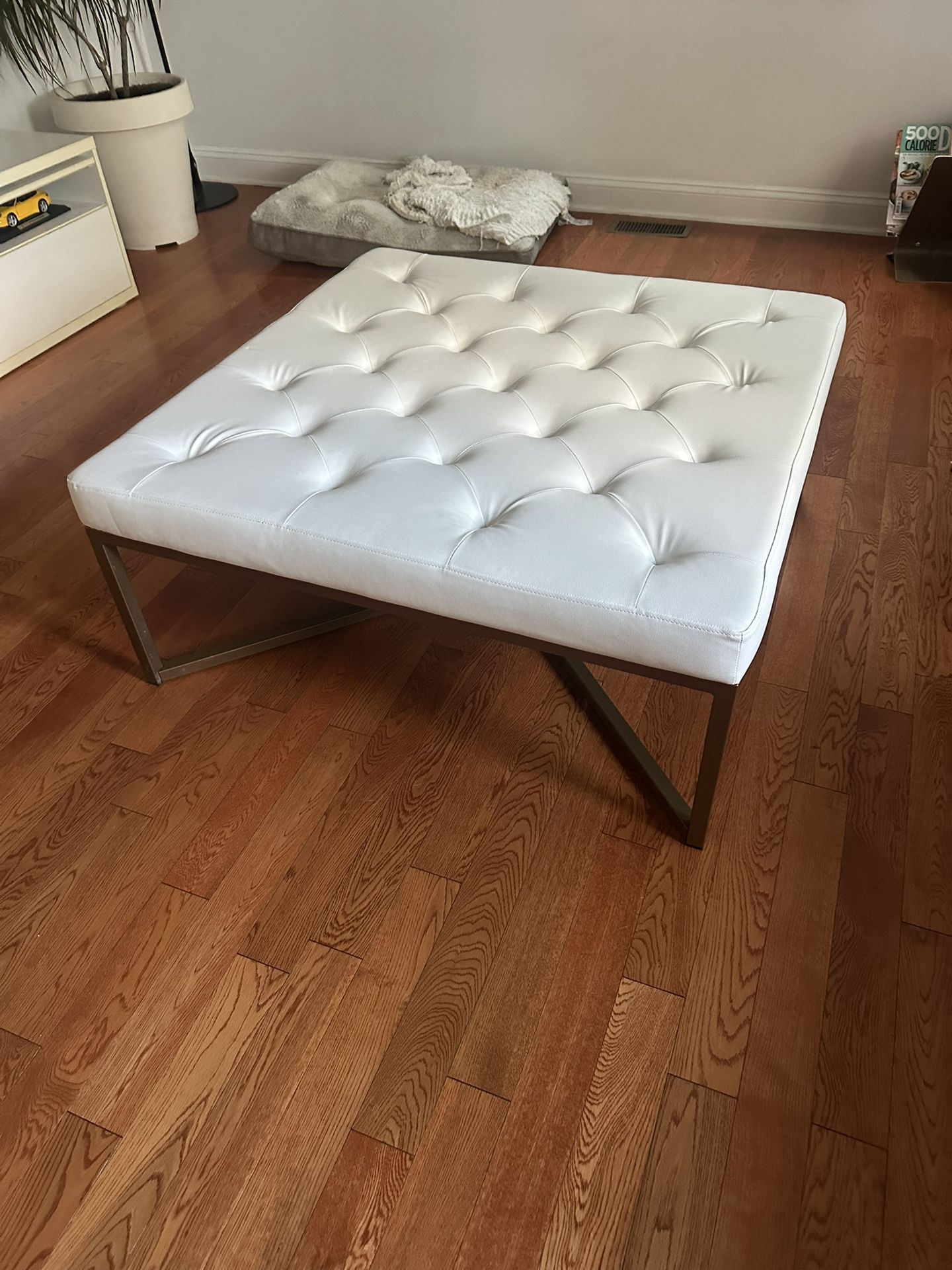 Beautiful And Elegant White Cocktail Ottoman Whit Metal Base 