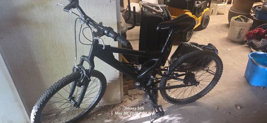yper Havoc 24-inch men's mountain bike in black.