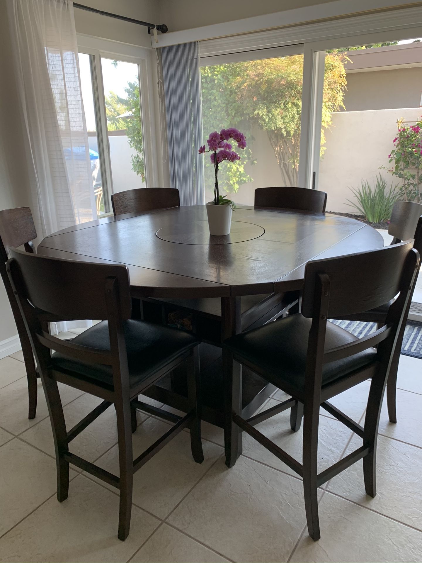 Kitchen/dining table and chairs